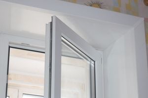Які віконні укоси кращі: оздоблювальні панелі або звичайна штукатурка