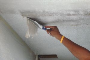 Как убрать водоэмульсионную краску с потолка