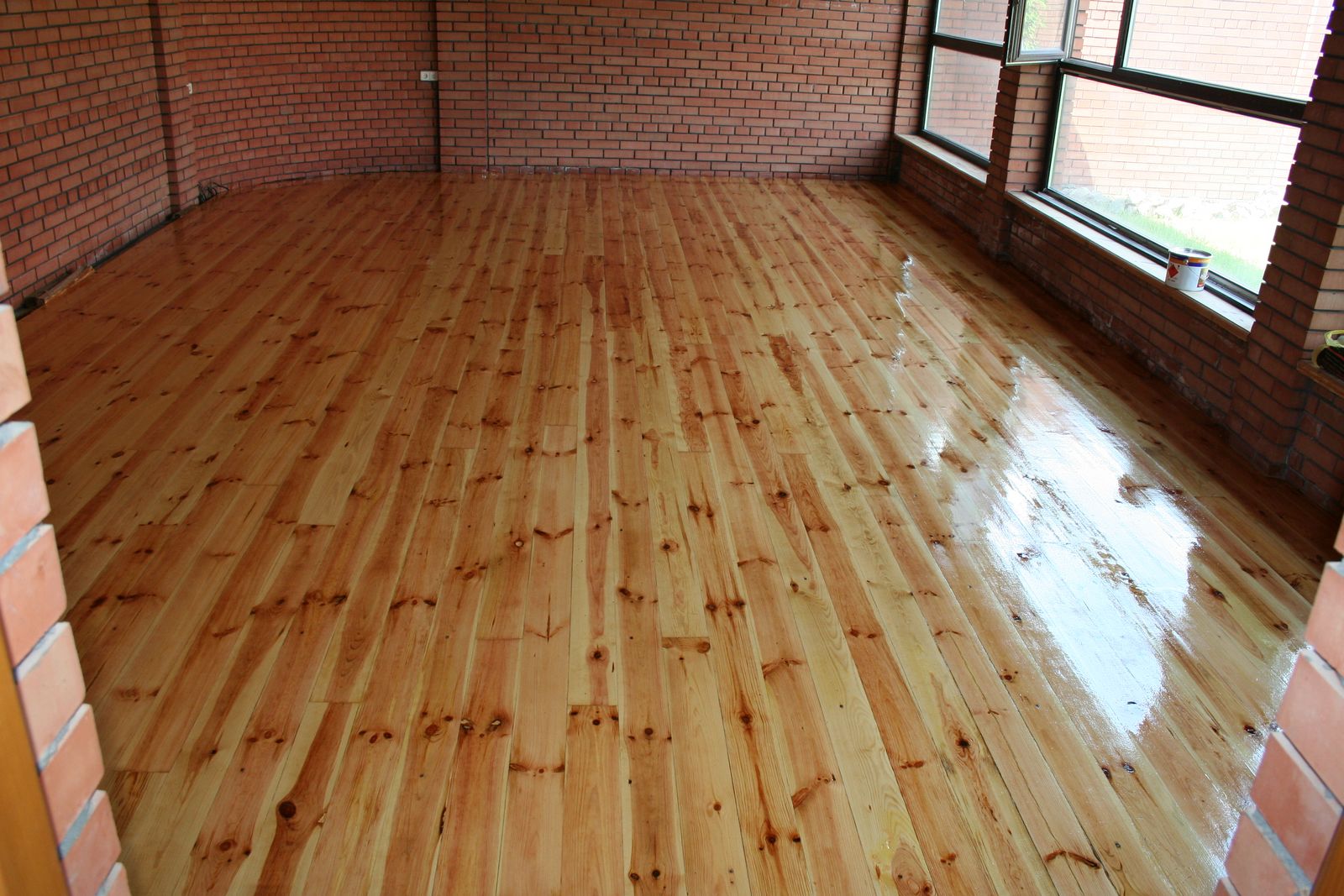 Чим застелити дерев'яну підлогу на дачі?