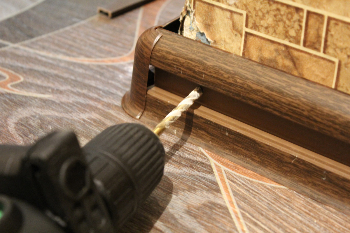 Как крепить деревянный плинтус?